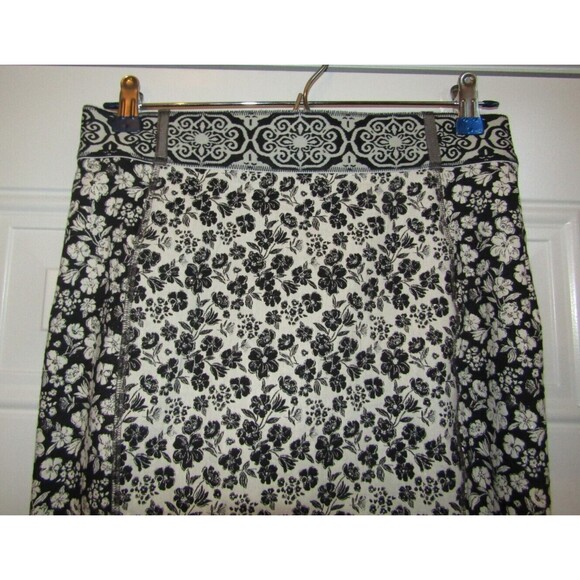 In Earnest by Bryon Lars NWOT Black White Lace Wildflower Skirt Retail $325 Sz 4 - Picture 4 of 7
